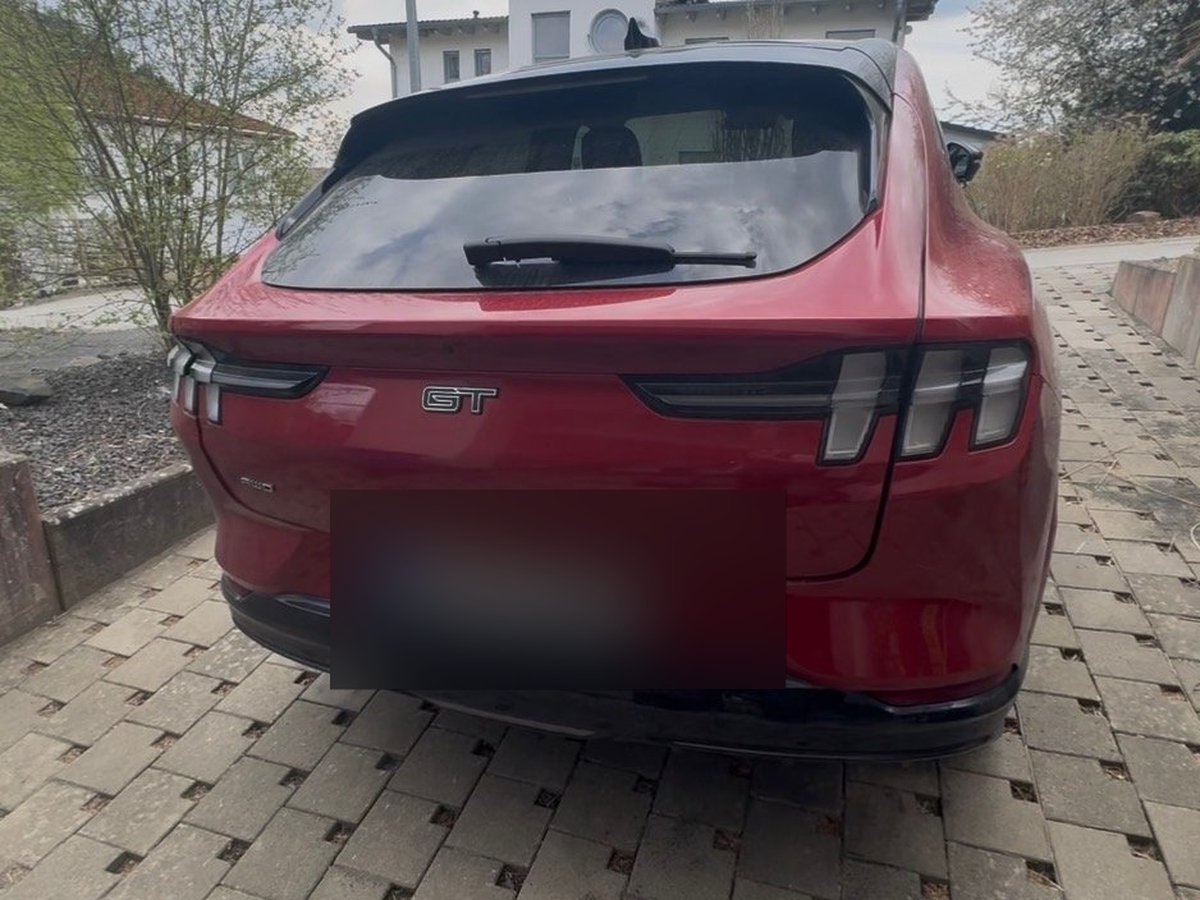 Ford Mustang Heck vor der Aufbereitung