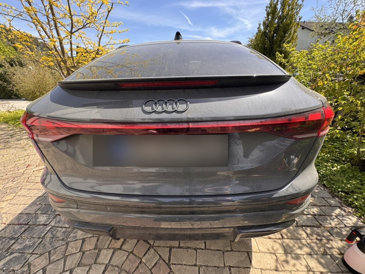Audi Q6 e-tron Heck vor der Aufbereitung
